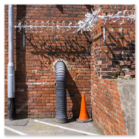 Perimeter anti-climb mesh fence